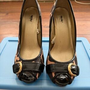 Elegant Women's Black and Tan Peep Toe Heels